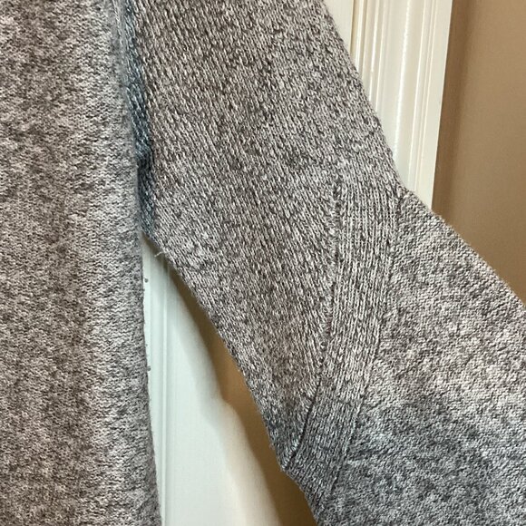 Two by Vince Camuto Women's Knit Sweater Size M V-Neck Oversized Bell Sleeves - Picture 3 of 8